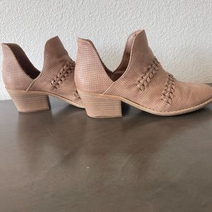 Low shaft nude ankle booties